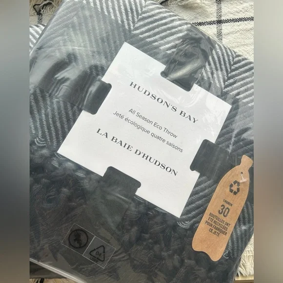 Hudson's Bay Throw Blanket - Picture 4 of 5